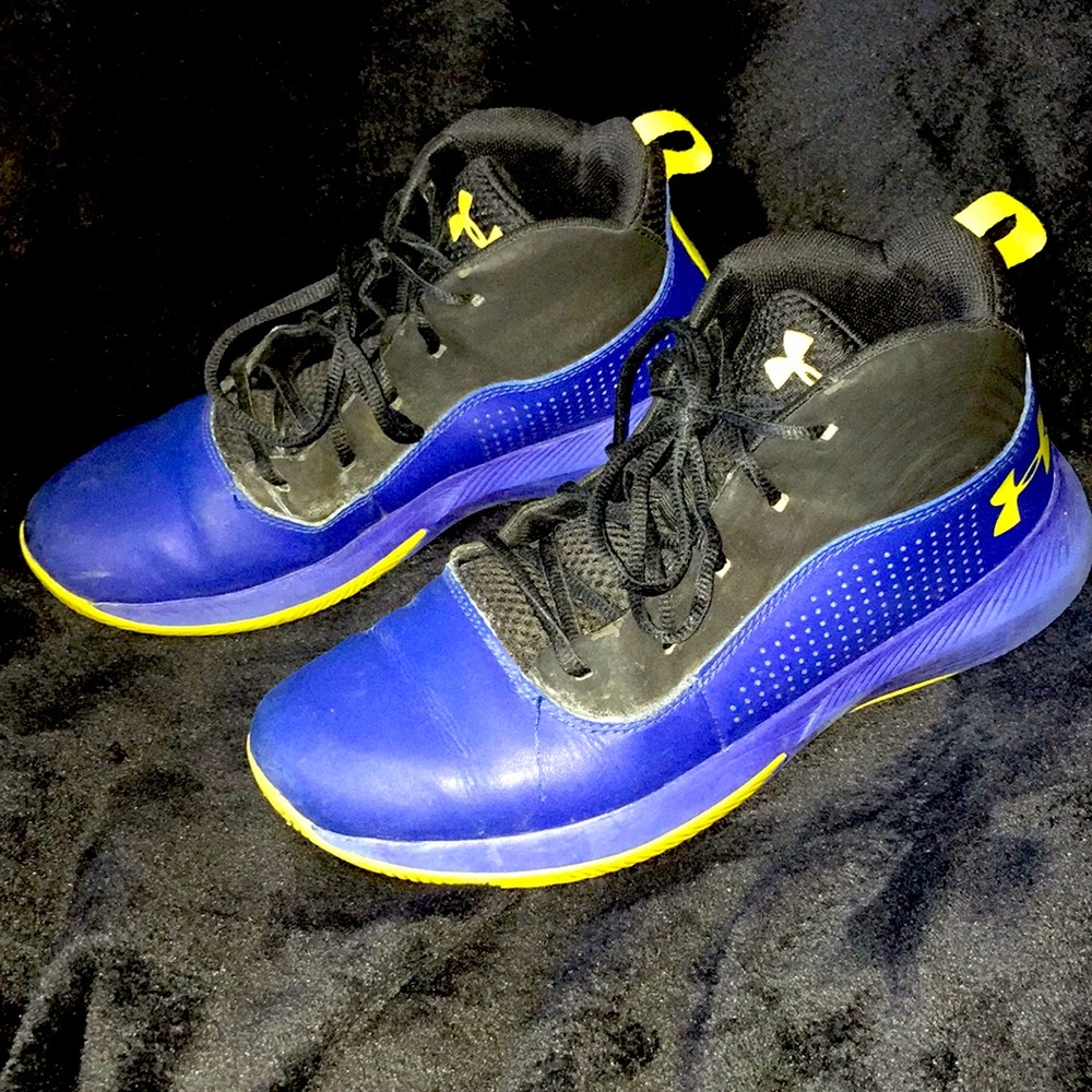 UA boys 6Y lockdown 2E wide shoes